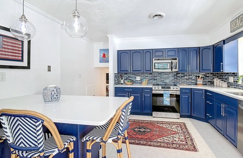 Cocoa Isles House | Mermaids' BeachHouse: Walk2Beach Pool KingBed