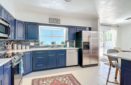 Cocoa Isles House | Mermaids' BeachHouse: Walk2Beach Pool KingBed