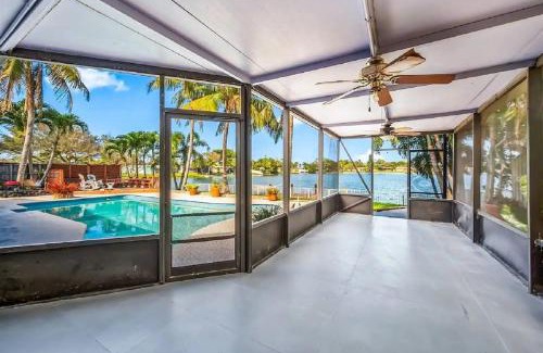 Pembroke Pines House | Miami-4-NW-Unique house with lake view and pool