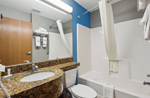 Roseland Hotel | Microtel Inn & Suites by Wyndham South Bend/At Notre Dame Un