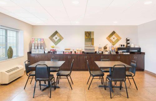 Quincy Hotel | Microtel Inn & Suites by Wyndham Quincy Downtown - River Area