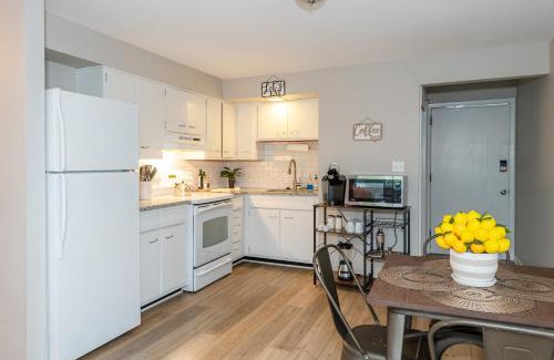 Kettering Apartment | Midcentury Modern 2br Comfort Near The Greene!