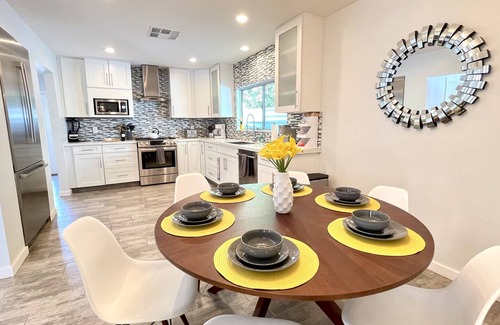 The Mesa House | MidCentury Modern Pool Home: Amazing Views-Close to Downtown!