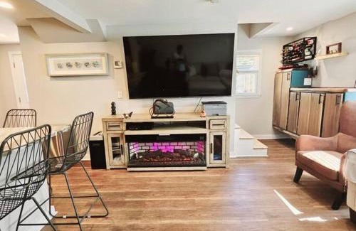 Newport East Apartment | Middletown Modern Townhouse