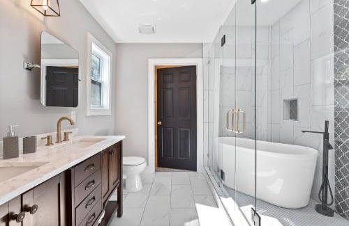 Covington House | Midnight Sanctuary at Mystic Falls - 3 Bedrooms and 2 Bathrooms 1 Mile from Clocktower, Mystic Grill and the Square