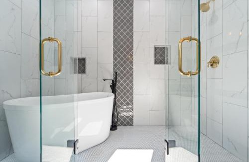 Covington House | Midnight Sanctuary at Mystic Falls - 3 Bedrooms and 2 Bathrooms 1 Mile from Clocktower, Mystic Grill and the Square