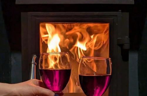 Dartmouth House | MIDSHIPS A HOLIDAY HOME IN DARTMOUTH SLEEPS UPTO 6 PEOPLE ,PET FRIENDLY , 10 MINUTES WALK TO Town CENTRE WITH PARKING included