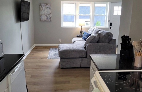 Joslyn Castle Apartment | Midtown Base, Near Blackstone & Dundee
