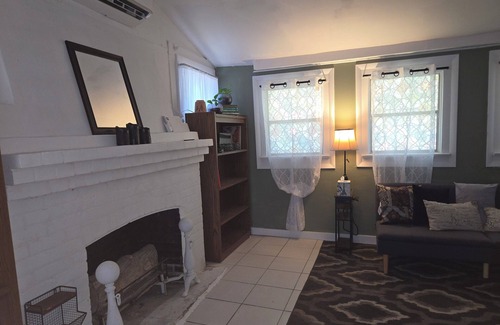 Mobile Cottage | Midtown Guesthouse 15 Minute Walk to Downtown Entertainment