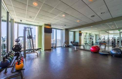 Midtown Apartment | Midtown LuxePad 1B1B with Pool Gym Grills Xbox