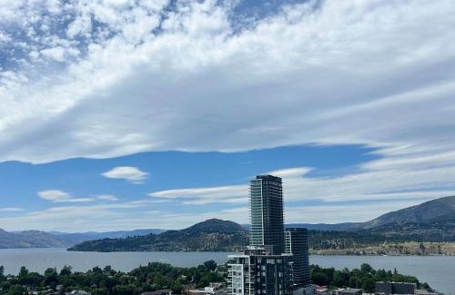 Downtown Kelowna House | Million-Dollar View with 34th floor Rooftop Pool and hot Tub , Private Room and Private Bathroom in Downtown Kelowna!