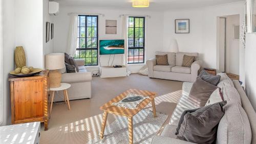 Vincentia House | Milo's at the Bay by Experience Jervis Bay