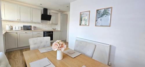 Milton Keynes Apartment | Milton Keynes 3BR Home Town Centre Families Free Parking