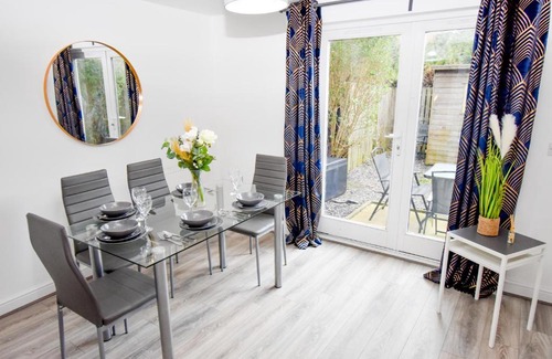 Milton Keynes House | Milton Keynes 5BR Contractor house, families/groups welcome.