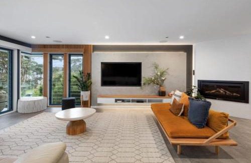 Hyams Beach House | Mimosa House - 250m to Chinamans Beach in Jervis Bay!