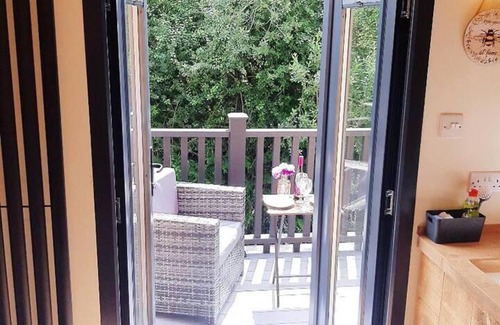 Caergeiliog Cabin | Min yr Afon - Cabin - Sleeps 2 - Hot Tub - Parking