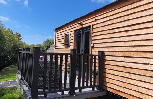 Caergeiliog Cabin | Min yr Afon - Cabin - Sleeps 2 - Hot Tub - Parking
