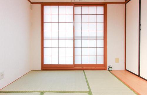 Konohana Apartment | Minima Stay 静かな貸切戸建て 最大10名 軽自動車用駐車場