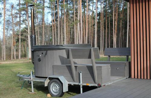 Kahala House | Minimaja saunaga vaatega männimetsale