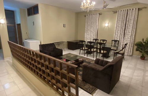Gulshan-e-Iqbal House | Minimalist house, 5 minutes from National Stadium