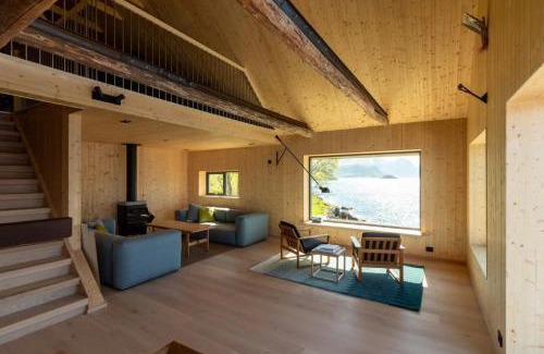 Flakstad House | Minkfarmen, Spacious seaside cabin with scenic view