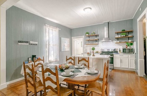 Mobile House | Mins from Historic Downtown - Pretty Peach Palace