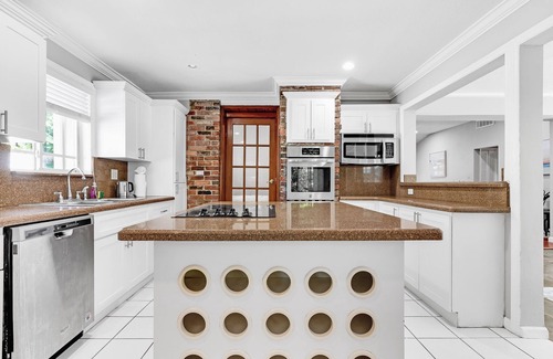 El Portal House | Mins to Downtown - Pool - Free Parking