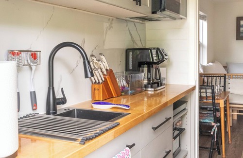 Southwest Cottage | Minutes from Downtown & Beach. Cottage on a Park in a Historic Neighborhood