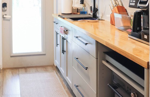 Southwest Cottage | Minutes from Downtown & Beach. Cottage on a Park in a Historic Neighborhood