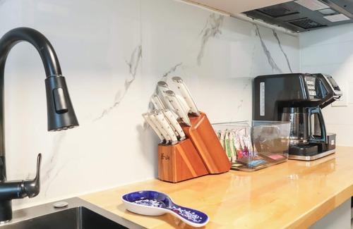 Southwest Cottage | Minutes from Downtown & Beach. Cottage on a Park in a Historic Neighborhood