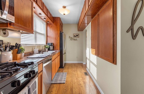 St. Charles Historic District House | Minutes from Main Street - Updated House w/4 Patios, Private Parking & Trolley