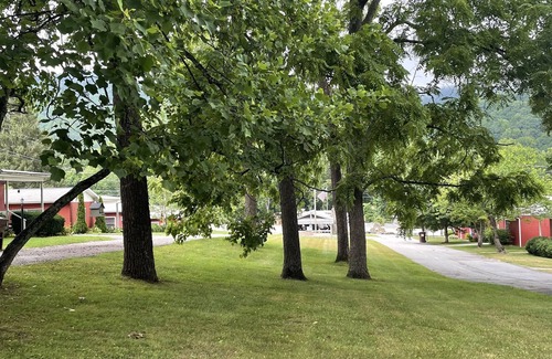 Maggie Valley Cottage | Minutes from Snow Tubing