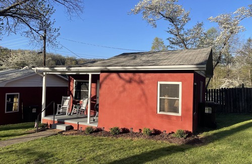 Maggie Valley Cottage | Minutes from Snow Tubing