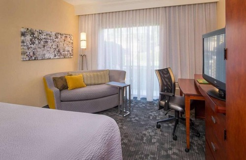 University Place Resort | Minutes to Charlotte Motor Speedway! Outdoor Pool, Pet-friendly Property!