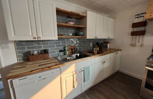 Saratoga Springs House | Minutes to downtown, right on the lake. Pet friendly home, sleeps 10 with views!