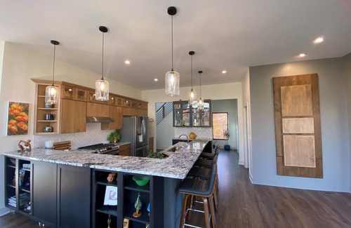 Youngstown House | MINUTES to Niagara Falls, UNIQUE Custom Home, PRIVATE Woodland Retreat, HOT TUB