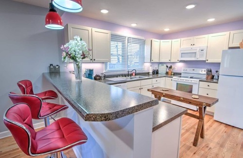 Sullivan County House | Minutes to the iconic State Street & King University. Local park in back yard!