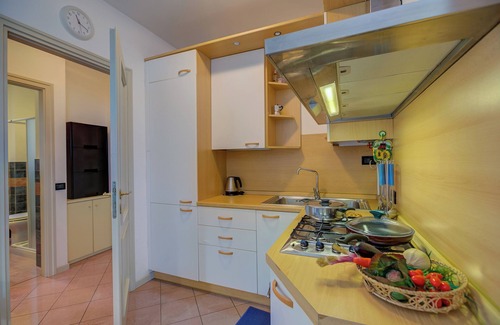 Salo Apartment | Mirabella Lake View & Private Parking