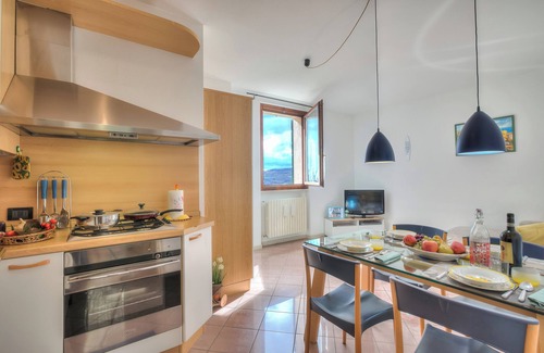 Salo Apartment | Mirabella Lake View & Private Parking