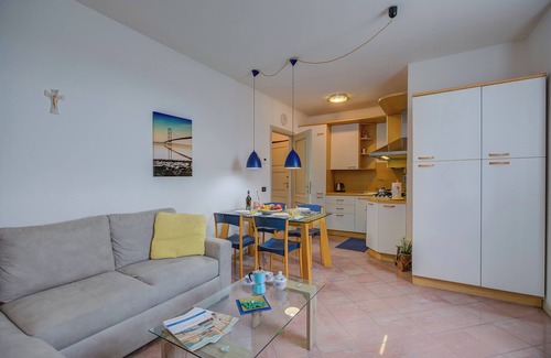 Salo Apartment | Mirabella Lake View & Private Parking