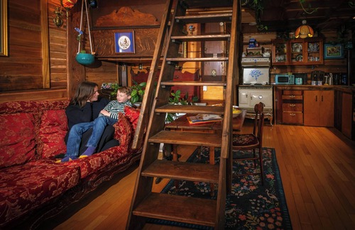 Belfast Cabin | Miracles on Polly- Memory Lane Cabin