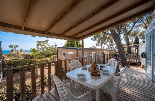 Sevenum House | Mobil-home | Premium Azure | 3 Bedrooms | 6 sleeps | Raised terrace | A/C