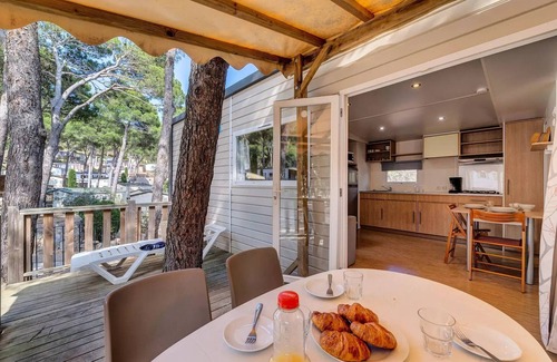 Sevenum House | Mobil-home | Premium Azure | 3 Bedrooms | 6 sleeps | Raised terrace | A/C