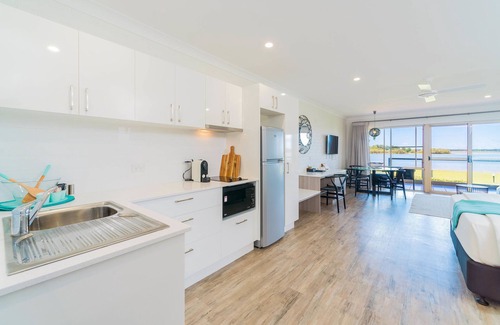 Yamba Hotel | Moby Dick Waterfront Resort Motel