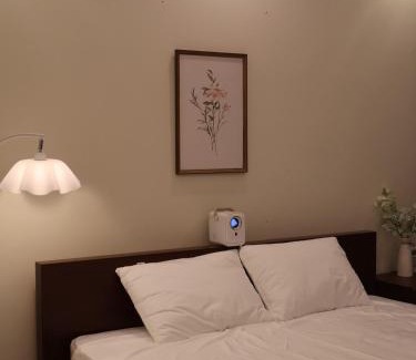 Van Mieu Apartment | Mochi Ở Không - The apartment near the Temple of Literature has a projector