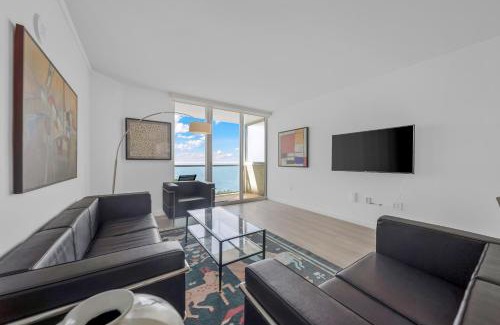 Coconut Grove Apartment | Modern 1-BD Arya Condo - Coconut Grove with Pool