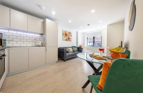 Bedford Apartment | Modern 1 Bedroom Apartment center of Bedford