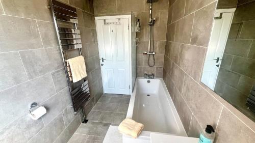 Bray on Thames Apartment | Modern 1 Bedroom Apt in Maidenhead nr River Thames