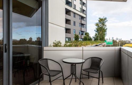 Parkville Apartment | Modern 1 Bedroom in Tranquil Parklands