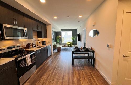Hollywood Apartment | Modern 1BR Apartment with Pool, Hot Tub and Gym Access 10mins to Universal Studios